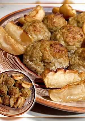 Котлети з свинячого фаршу з цибулею порей, цукіні, манкою і вівсянкою