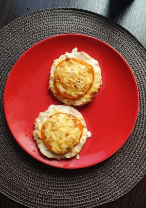 Котлети з курячого фаршу з філе курки з помідором та твердим сиром