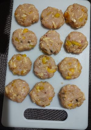 Котлети з курячого фаршу з печерицями та помідором