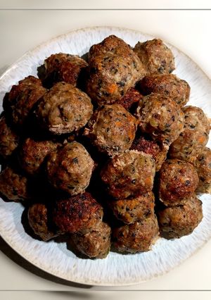 Котлети свинні з вівсянкою, шпинатом, морквою та цибулею порей запечені в духовці