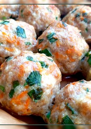 Котлетки і фрикадельки зі свинини з морквою і зеленою цибулею