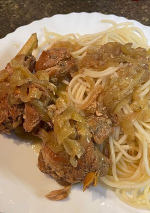 Кролик у цибулевому соусі в мультиварці