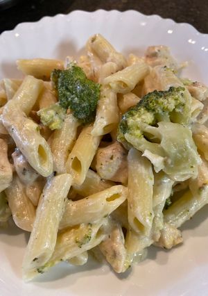 Курка Альфредо з броколі та макаронами