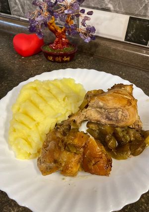 Кролик з яблуками в духовці