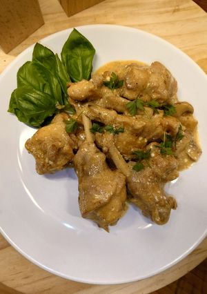 Кролик з шампіньйонами в сметанному соусі