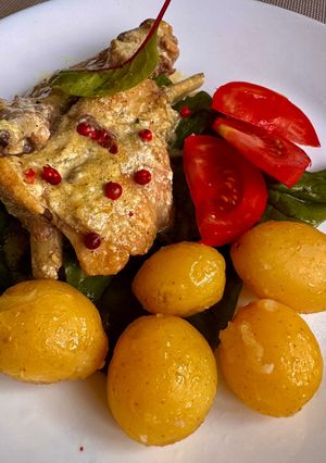 Кролик у сметані з часником і розмарином