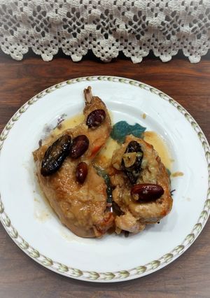 Кролик у білому вині з мигдалем і сливами