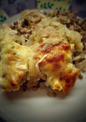 Курка в цибулевому соусі під моцарелою