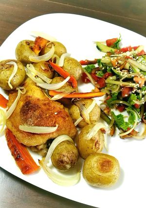 Курка запечена з дрібною картоплею