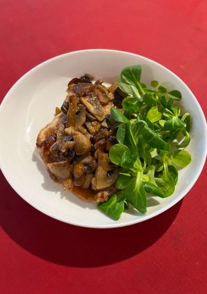 Курка з грибами в вині