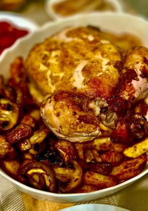 Курка запечена з грибами та молодою картоплею‍