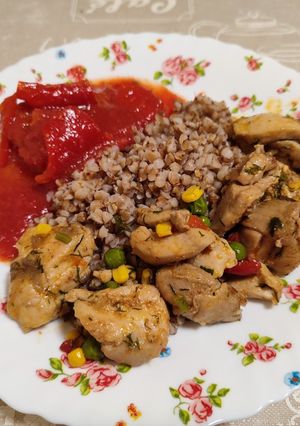 Курка з овочами та гречкою