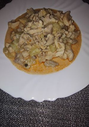 Курка з кабачком тушковані в сметані (ПХ)