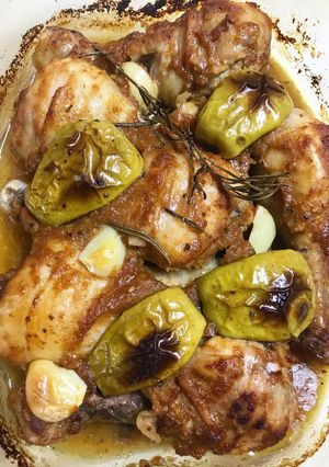 Курка, запечена в яблучному соусі