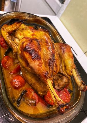 Курка запечена з шампіньйонами і помідорами