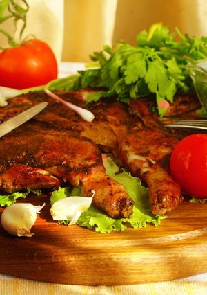 Курка тапака в зеленому маринаді з зеленим соусом