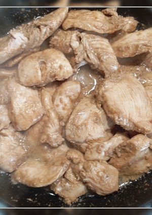 Куряче філе в гірчично-соєвому соусі,тушковане в сковороді