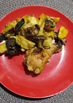 Курячі гомілки з картоплею та грибами