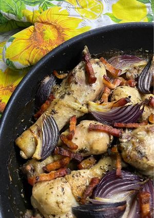 Куряче фрікасе з цибулею та беконом