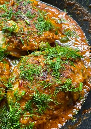 Курятина у томатному соусі з каперсами