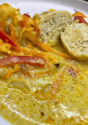 Курячі фрикадельки в сметанному соусі