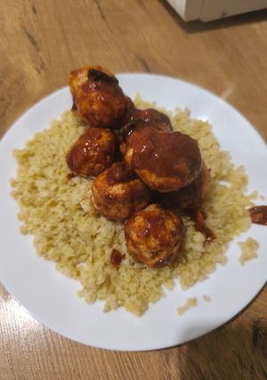 Курячі кульки в томатному соусі з булгуром