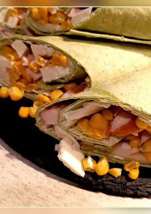 Лаваш-рол з копченою куркою, кукурудзою, адигейським сиром та пекінською капустою