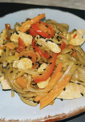 Локшина удон з куркою та овочами