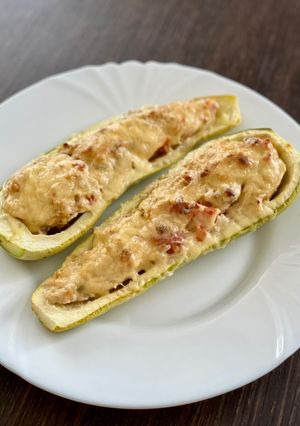 Лодочки з кабачків з курячим фаршем і помідорами