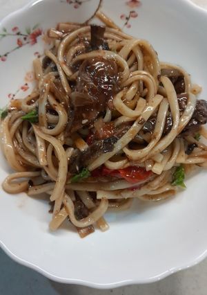 Локшина Удон з тушкованою яловичиною і овочамі