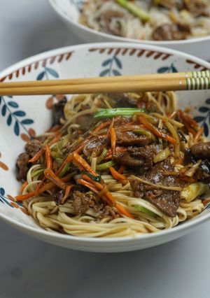 Локшина вок з яловичиною та овочами