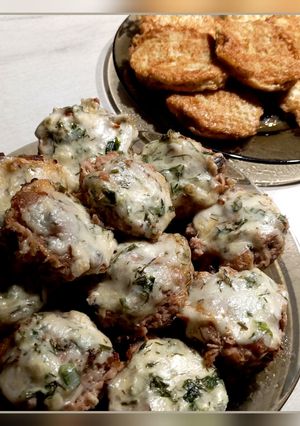 Ліниві брезолі і свинні котлетки з сиром і зеленню в корзинках з вафельних коржів