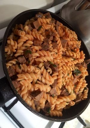 Макарони по-флотськи з свинячою печінкою