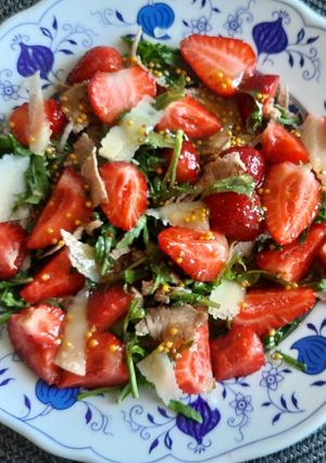 Літній салат з руколою, полуницею та телятиною