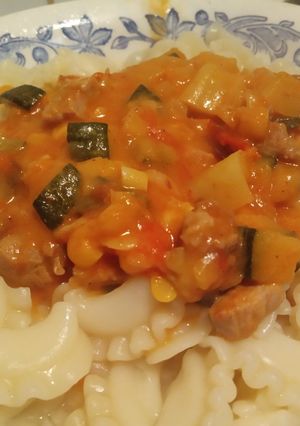 Макарони з соусом із овочів та м'яса