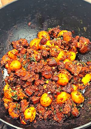 М`ясо з овочами в казані. Смачно