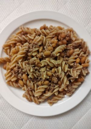 Макарони з квасолею та фаршем