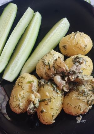 Молода картопля у соусі з топленої сметани, шкварочок та кропу