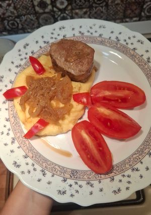 Медальйони зі свинячої вирізки з карамелізованою цибулею та білим вином