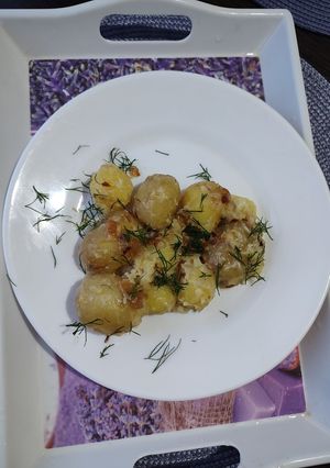 Молода картопелька з цибулею, вершковим маслом з додаванням шкварочків та кропу