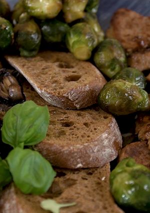 Медальйони зі свинини з грибами