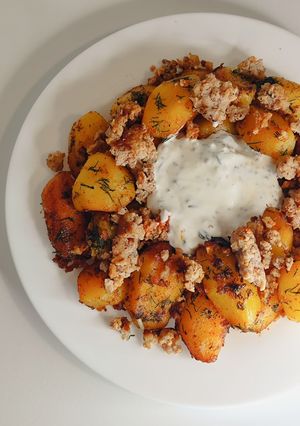 Молода картопля з фаршем та сметанно-часниковим соусом