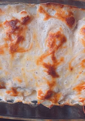 М’ясні рулети з картоплею, цибулею під соусом Бешамель та моцареллою