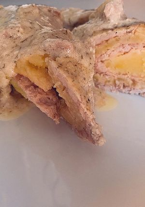 М’ясні рулети з картопляним пюре під сметанною підливою