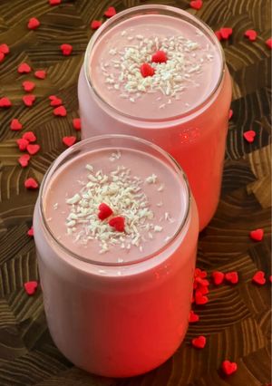 Гранатовий смузі з йогуртом та вишнею