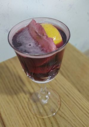 Глінтвейн з яблуком, лимоном і спеціями