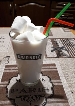 Коктейль банановий з маршмеллоу