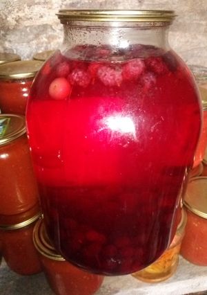 Компот з винограду, вишні і шовковиці