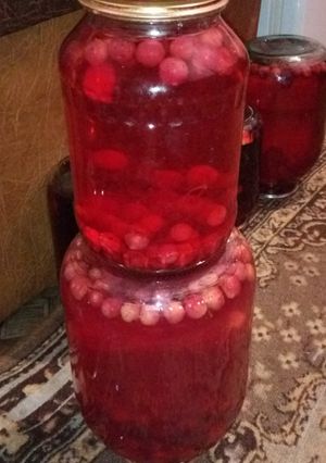 Компот із вишні і шовковиці