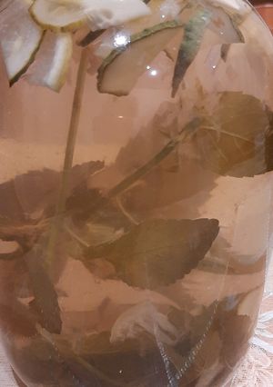 Компот з полуниці та м'яти